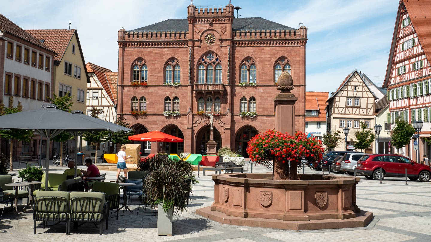 Tauberbischofsheim Marktplatz, Brunnen und Rathaus