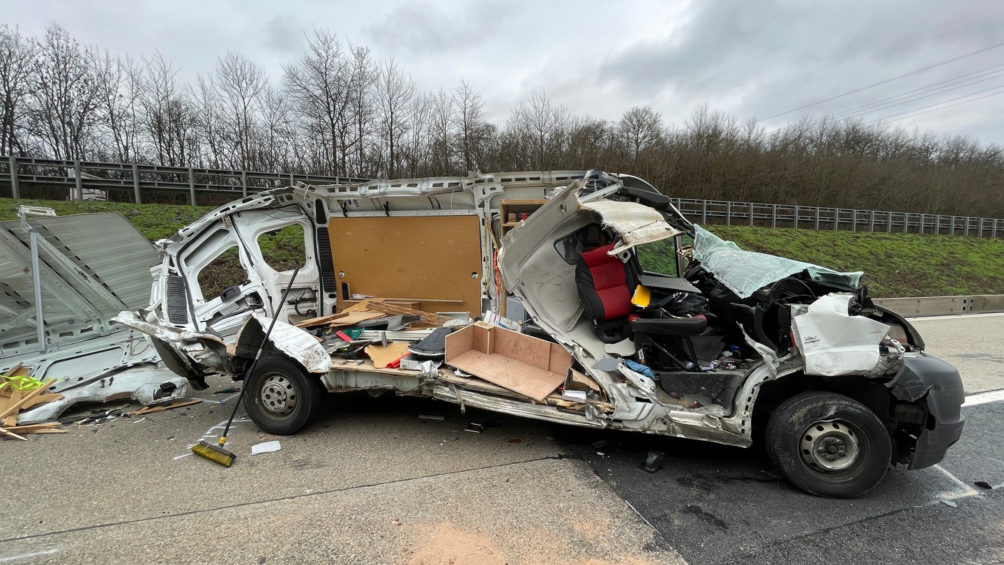 KB Sperrung Wegen Unfall Auf Der A81 - SWR Aktuell