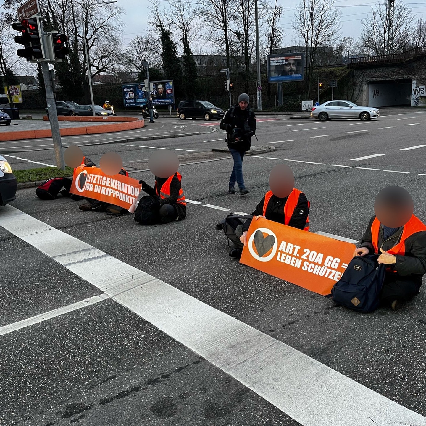 Heilbronn: Klimaakivisten Blockieren Mit Klebe-Aktion Straße - SWR Aktuell