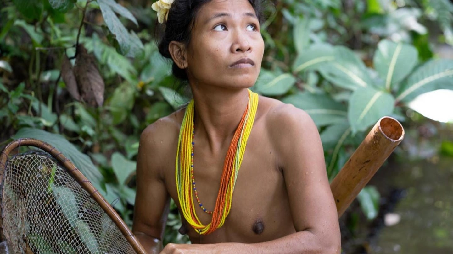 Einer der letzten Ureinwohner des kleinen Archipels Mentawai südlich von Sumatra in Indonesien