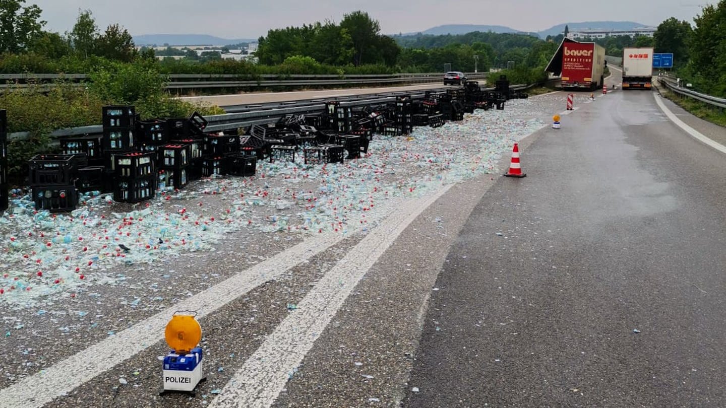 Auf der A6 am Weinsberger Kreus (Kreis Heilbronn) hat ein Lkw seine Ladung verloren. Dabei handelte es sich um Glasflaschen. Auf der gesamten Fahrbahn waren Glasscherben und Getränkekisten verstreut.