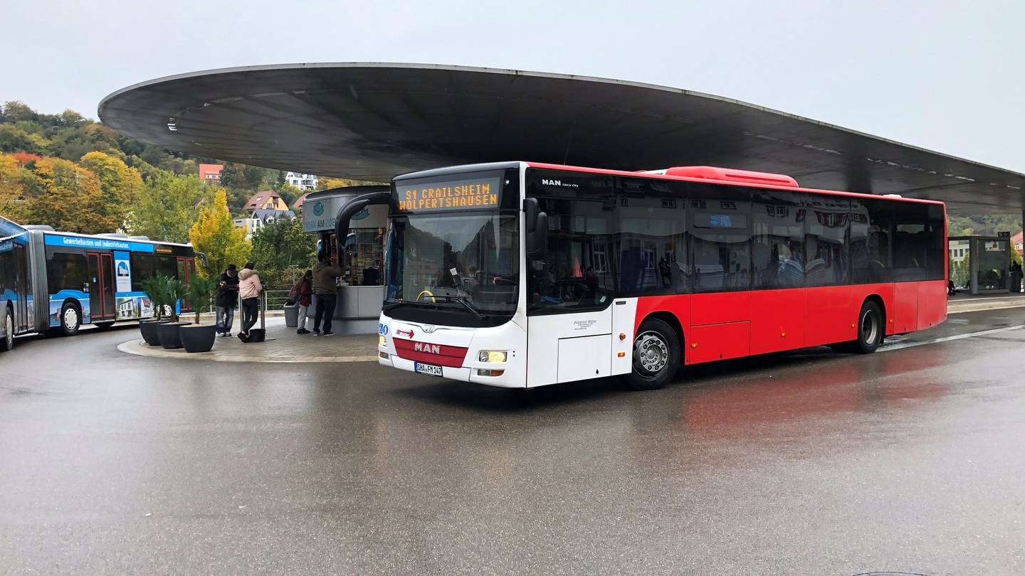 Ein Bus steht am Busbahnhof in Schwäbisch Hall