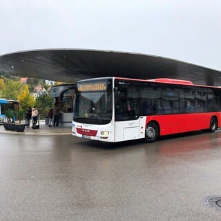 Ein Bus steht am Busbahnhof in Schwäbisch Hall