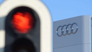 Eine Ampel leuchtet an der Konzernzentrale des Autoherstellers Audi rot. Das Landgericht München hat die Anklage gegen den früheren Audi-Chef wegen Betrugs in der Dieselaffäre zugelassen. Der Prozess gegen Stadler und drei Mitangeklagte soll am 30.09.2020 beginnen.