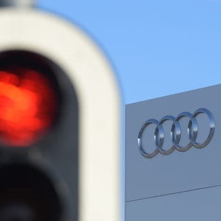 Eine Ampel leuchtet an der Konzernzentrale des Autoherstellers Audi rot. Das Landgericht München hat die Anklage gegen den früheren Audi-Chef wegen Betrugs in der Dieselaffäre zugelassen. Der Prozess gegen Stadler und drei Mitangeklagte soll am 30.09.2020 beginnen.