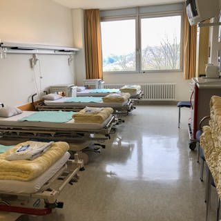 Krankenzimmer mit vier unbelegten Betten im Krankenhaus Diak Diakoneo Schwäbisch Hall.