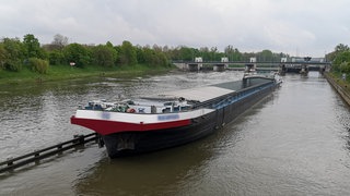 Ein leeres Frachtschiff beim Verlassen einer Schleuse auf dem Neckar bei Heilbronn