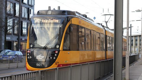 Eine S-Bahn mit Anzeige Kein Zustieg Streik DB Dezember 2018