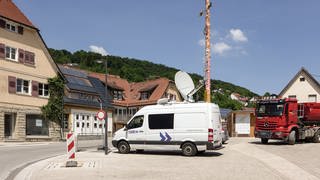 Übertragungs-Wagen des SWR am Maibaum in Braunsbach