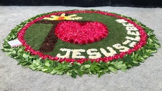 "Jesus lebt" - der Blumenteppich der Heilbronner Kirchengemeinde Heilig Kreuz auf der BUGA