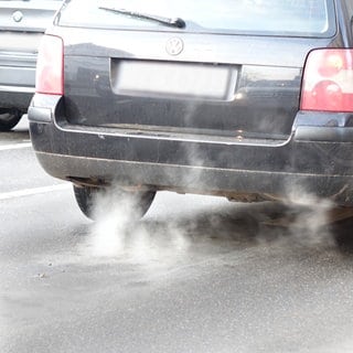 Pkws auf der Straße Nahaufnahme mit Abgasfahne