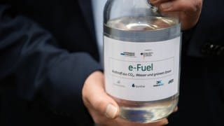 Eine Flasche mit E-Fuel