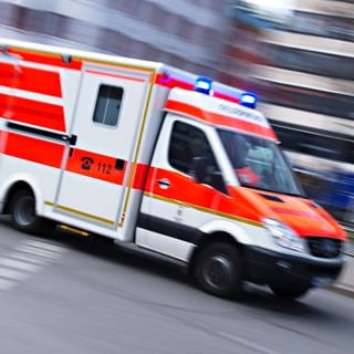 Ein Rettungswagen fährt mit Blaulicht: Zwei Männer in einem Rettunsgwagen wollten einen Verkehrsrowdie bei Bad Wimpfen stellen und wurden verletzt (Symbolbild)