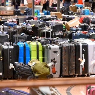 Zahlreiche Koffer lagern im Gepäckausgabe-Bereich. Koffer, Taschen und Kinderwagen stehen in der Gepäckausgabe des Airports und finden erst nach Tagen ihre Besitzer. Nach Angaben des Flughafens handelt es sich um sogenanntes Rush Gepäck, das mit einem späteren Flug als der Passagier angekommen ist. 