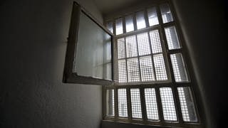 Gefängnisfenster mit Gittern davor (Symbolbild): Ein Mann wurde zu einer Haftstrafe verurteilt