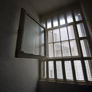 Gefängnisfenster mit Gittern davor (Symbolbild): Ein Mann wurde zu einer Haftstrafe verurteilt