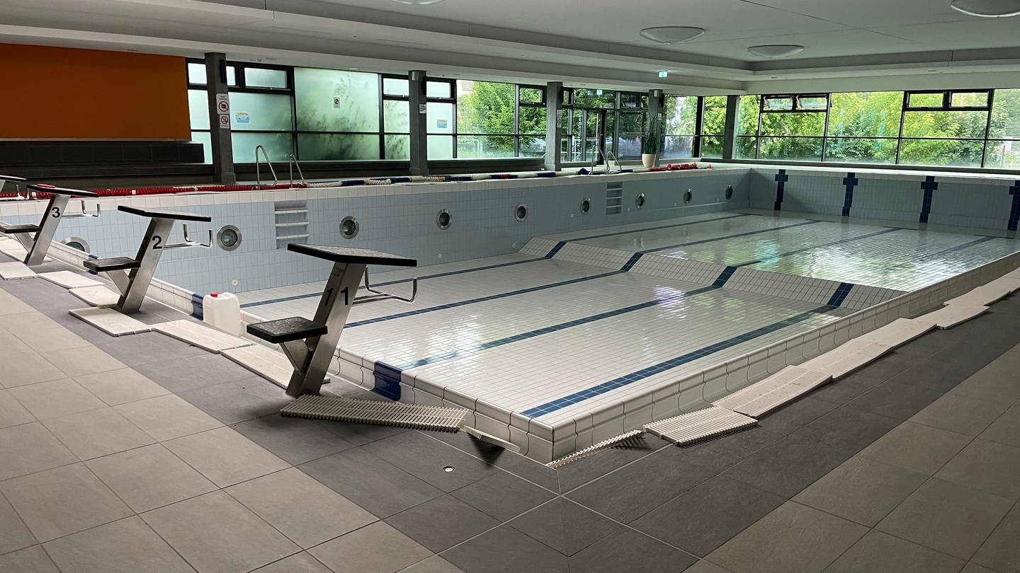 Im Hallenbad in Öhringen (Hohenlohekreis) sind die Schwimmbecken leer. Noch steht aus, ob das Bad im Winter geöffnet werden kann.