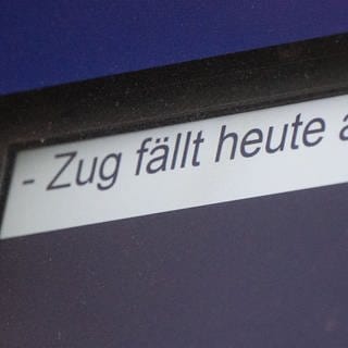 Eine Anzeige weist am Heilbronner Hauptbahnhof auf einen Zugausfall hin.