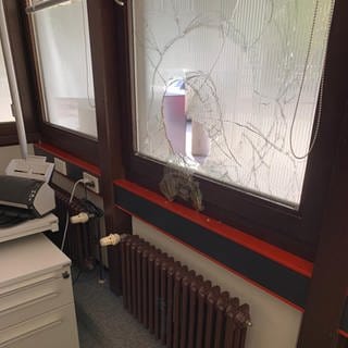 Eine zerstörte Scheibe in der KfZ-Zulassungsstelle in Künzelsau.