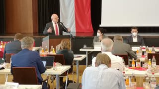 Kreistag Landkreis Heilbronn tagt in Flein. Landrat Norbert Heuser am Rednerpult