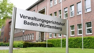 Verwaltungsgerichtshof Baden-Württemberg Schild vor Eingang