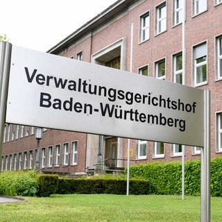 Verwaltungsgerichtshof Baden-Württemberg Schild vor Eingang