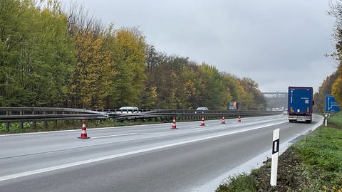 Schwerer Lkw-Unfall auf der A6 bei Öhringen: Die Mittelleitplanke muss erneuert werden