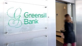 Ein Schild mit dem Firmennamen «Greensill Bank» hängt am Eingang der Bremer Privatbank. 