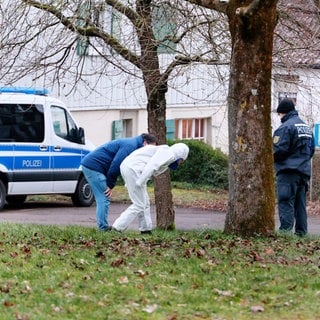 Beamte der Spurensicherung sind im Rahmen der Ermittlungen der "Soko Höhe" in Schwäbisch Hall im Einsatz.