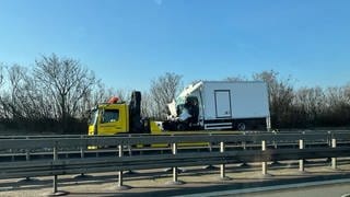 Auf der A6 hat sich am Freitagmorgen erneut ein Unfall ereignet. Ein Lieferwagen war bei Kupferzell (Hohenlohekreis) auf einen Lkw aufgefahren. Die A6 musste erneut gesperrt werden.
