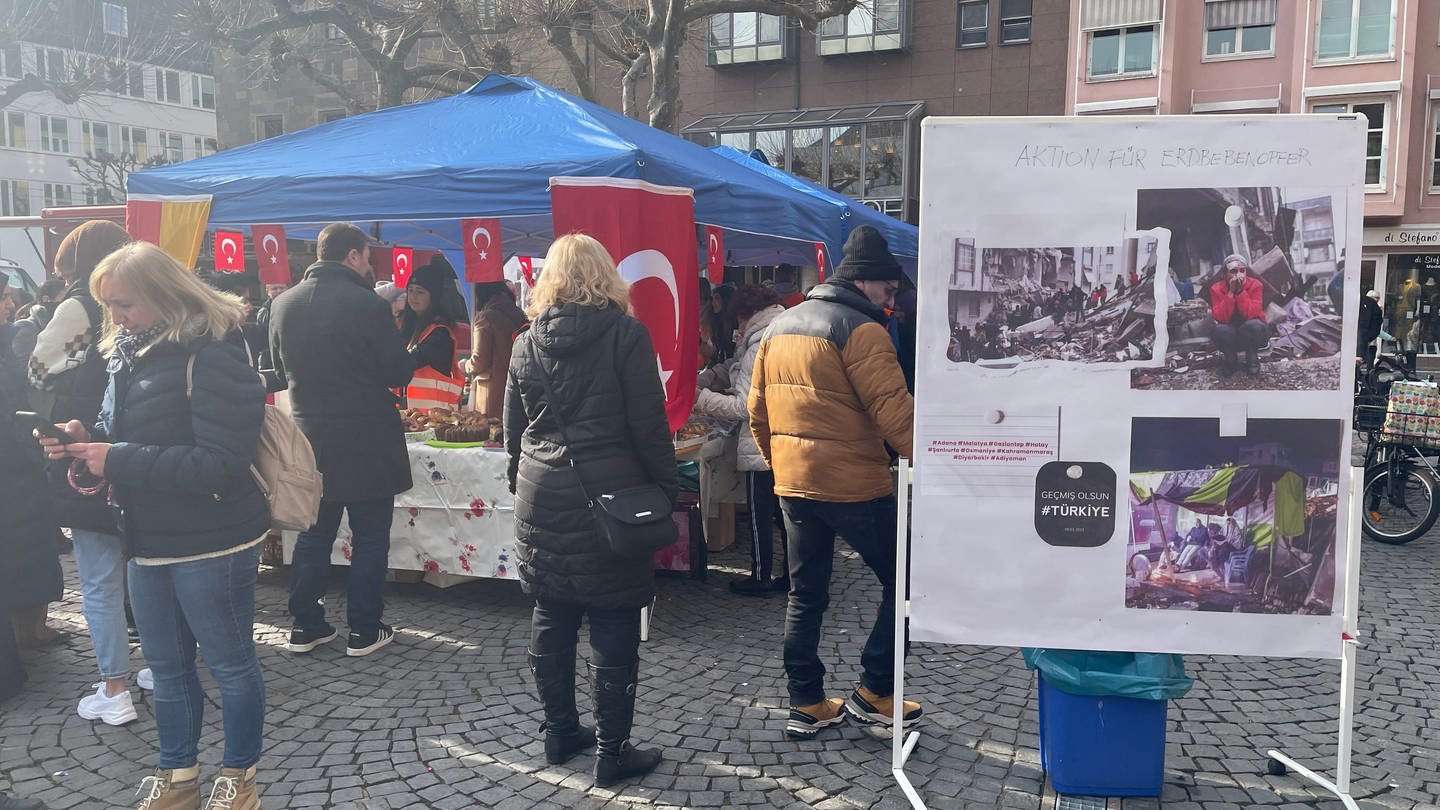 Ein Zusammenschluss verschiedener türkischer Vereine aus der Region sammelt in Heilbronn am Marktplatz Geldspenen für die Erdbebenopfer in der Türkei.