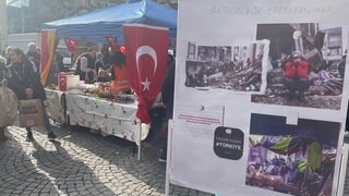 Ein Zusammenschluss verschiedener türkischer Vereine aus der Region sammelt in Heilbronn am Marktplatz Geldspenen für die Erdbebenopfer in der Türkei.