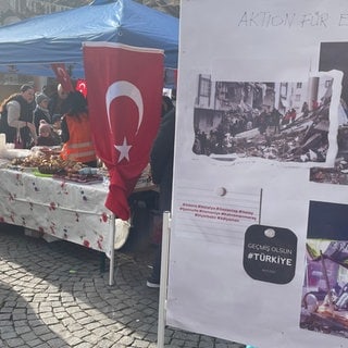 Ein Zusammenschluss verschiedener türkischer Vereine aus der Region sammelt in Heilbronn am Marktplatz Geldspenen für die Erdbebenopfer in der Türkei.