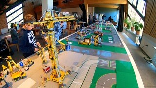 Die Kinder bauen eine Legostadt aus 500.000 Steinen