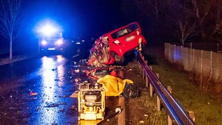 Stark beschädigtes Unfall-Auto und Einsatzfahrzeug