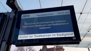Eine Anzeigetafel an einer Heilbronner Haltestelle gibt bekannt: Es wird gestreikt im Nahverkehr Heilbronn