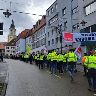 Die Streikenden kamen auf dem Crailsheimer Marktplatz zu einer Kundgebung zusammen