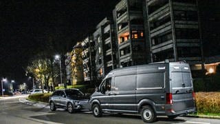 Fahrzeuge des Kriminaldauerdienstes (KDD) und der Spurensicherung vor dem Tatort