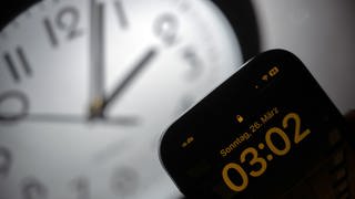In der Nacht auf SOnntag wird die Uhr auf die Sommerzeit umgestellt. (Symbolbild)