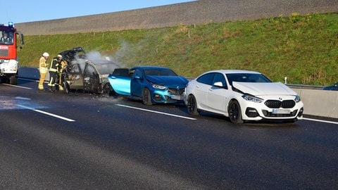 Die Polizei meldet drei Verletzte nach einem Auffahrrunfall auf der A6 bei Bad Rappenau, bei dem ein Fahrzug Feuer fing