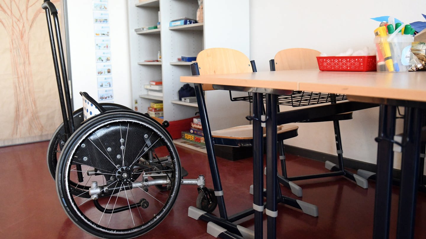 Ein Rollstuhl steht in einem Klassenraum (Symbolbild).