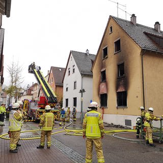 In Heilbronn-Böckingen war am Mittwochmittag ein Brand in einem Mehrfamilienhaus ausgebrochen.