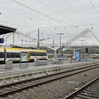 Ein Zug von bwegt wartet am Hauptbahnhof in Heilbronn. Im Hintergrund die Fußgängerbrücke.