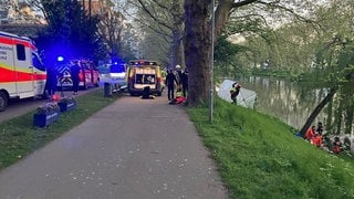 Die Feuerwehr Heilbronn unterstützte den Rettungsdienst bei der Reanimation und stellte aufgrund der Pietät einen Sichtschutz auf. 