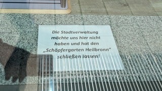 "Schöpfergarten" Heilbronn mit Hinweis im Schaufenster