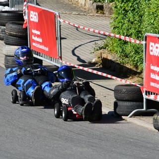 Bei der Bobby Car Meisterschaft in Tauberbischofsheim (Main-Tauber-Kreis) geht es mit Höchstgeschwindigkeit den Berg runter.