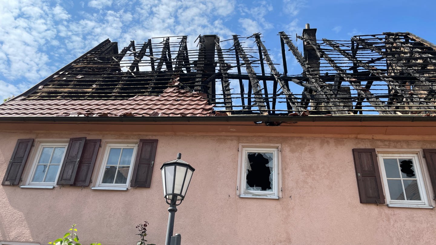Eine denkmalgeschützte Scheune und ein angrenzendes Wohnhaus in Bad Friedrichshall-Duttenberg sind nach einem Brand am 12. Mai 2023 vollständig ausgebrannt