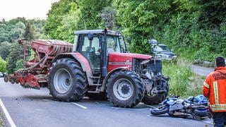Zwischen Oberkessach und Unterkessach starb Ein Motorradfahrer beim Zusammenstoß mit einem Traktor