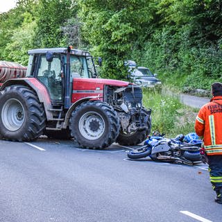 Zwischen Oberkessach und Unterkessach starb Ein Motorradfahrer beim Zusammenstoß mit einem Traktor