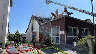 Feuerwehr löscht Brand in Untereisesheim